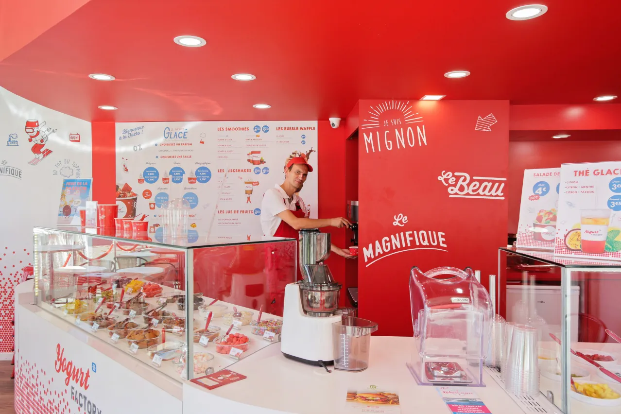 Intérieur d'une boutique Yogurt Factory rouge et blanche