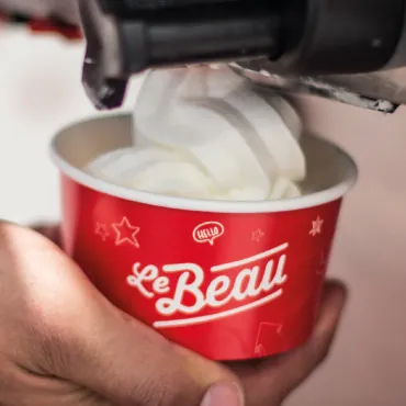 Un pot Le Beau rempli de glace au yaourt